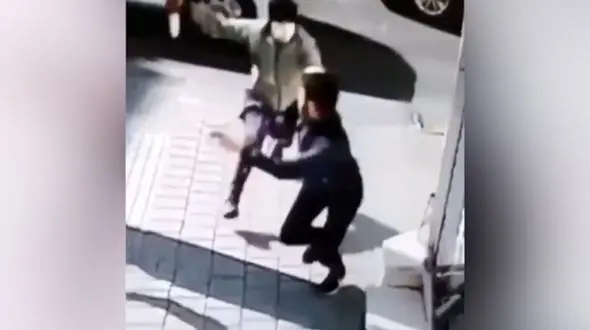 فیلم لحظه وحشت از قمه بزرگ مرد زورگیر / پسر جوان فرار کرد