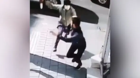 فیلم لحظه وحشت از قمه بزرگ مرد زورگیر / پسر جوان فرار کرد