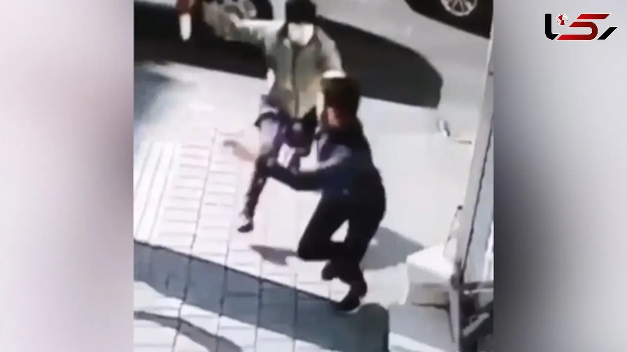 فیلم لحظه وحشت از قمه بزرگ مرد زورگیر / پسر جوان فرار کرد