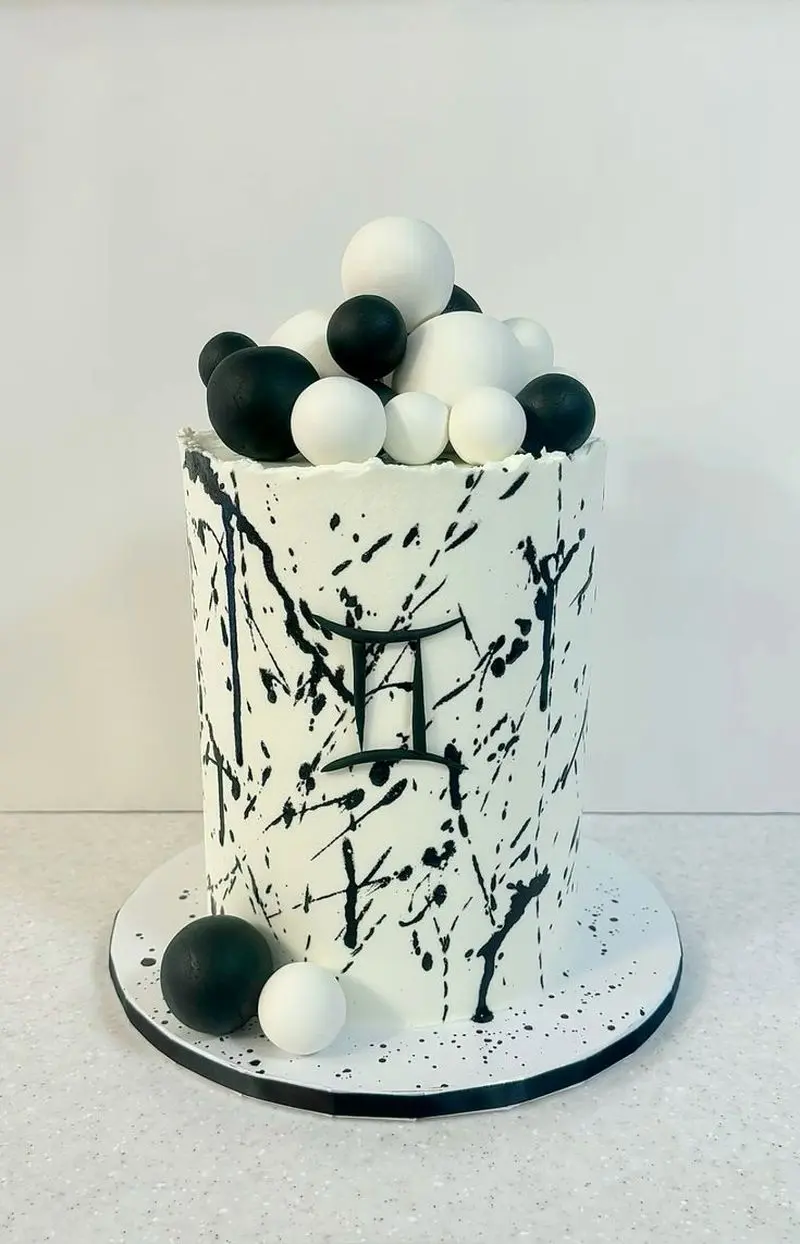 کیک تولد سفید مشکی مردانه