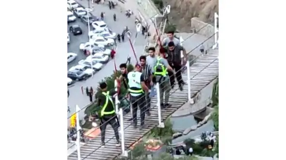 فیلم جنقولک بازی وحشت آفرین پسر جوانرودی روی پل خطرناک ! / عذرخواهی می کنم ! + عکس