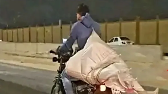 فیلم حمل جسد زن جوان با موتور سیکلت / راز قتل وحشتناک در تالش فاش شد!