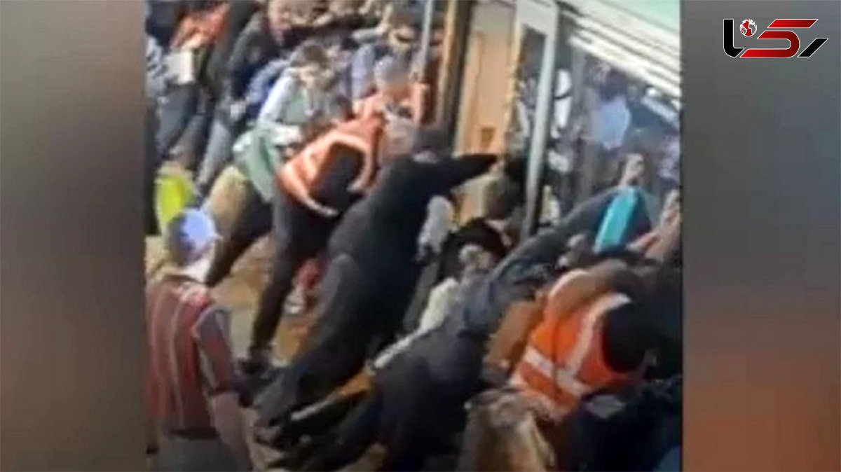 فیلم گیر کردن مسافر مترو در فاصله قطار تا سکو 