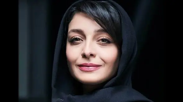 رونمایی از میز آرایی چشم نواز و اصیل مادر ساره بیات به مناسبت تولدشان! / ظروف سیلور و سرویس چایی خوری خاص و گلهای که بوش تا اینجا هم میشه حس کرد+عکس 