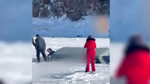 فیلم سقوط اتوبوس گردشگری به دریاچه یخ‌زده بایکال روسیه