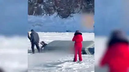 فیلم سقوط اتوبوس گردشگری به دریاچه یخ‌زده بایکال روسیه