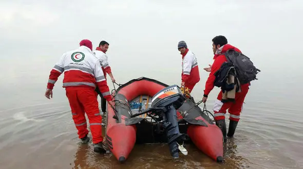 نجات سرنشینان قایق تفریحی در دریاچه ارومیه + عکس 