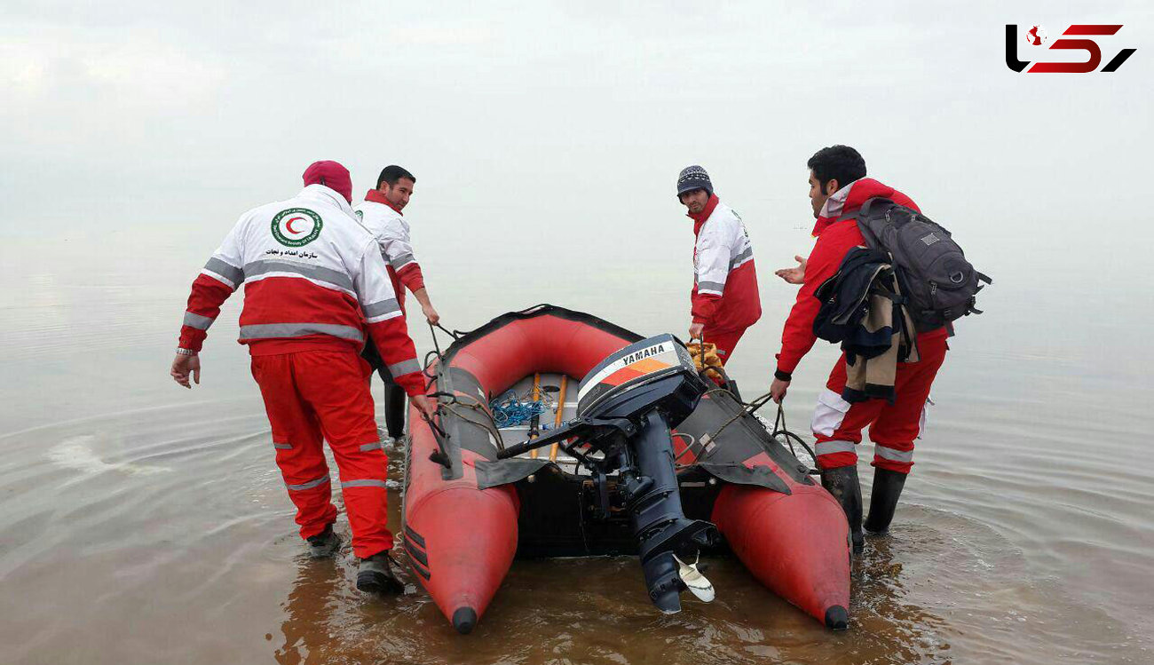 نجات سرنشینان قایق تفریحی در دریاچه ارومیه + عکس 