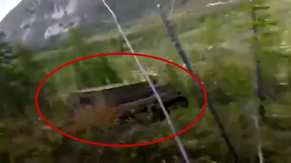 سقوط یک خودرو و انحراف از مسیر حادثه آفرید 