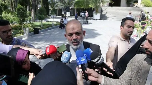 همه سلایق و گروه‌های سیاسی مردم را به شرکت در انتخابات دعوت کنند