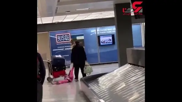 اقدام بامزه پدر عصبانی با دخترش در فرودگاه+فیلم