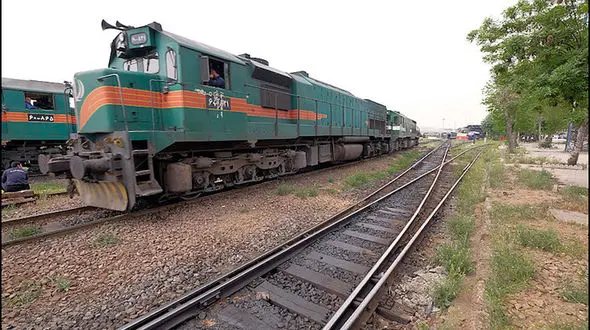 ببینید | لحظه نجات دراماتیک یک مرد از زیر گرفته شدن توسط قطار