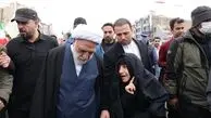 امروز مردم سراسر ایران اسلامی حمایت از نظام و اسلام و ایران را به رخ جهانیان کشیدند / ما مسئولان نباید لحظه‌ای از متن مردم جدا شویم