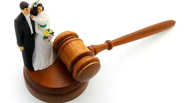 مردی زنش را بخاطر عکس انداختن از غذا طلاق داد! / سعودی