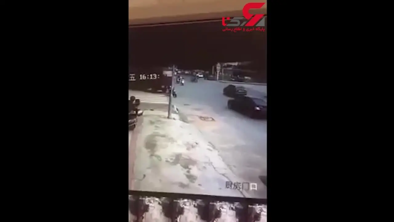 نجات معجزه آسای زن موتورسوار پس از تصادف با کامیون + فیلم
