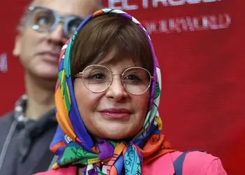 نگاهی به تیپ مادر و دختری سیما تیرانداز در پشت‌صحنه کنسرت بهنام بانی؛ آن‌قدر جوان که همه گفتند خواهرش است! + عکس
