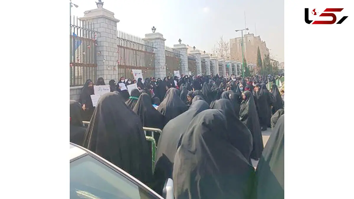 تجمع منتقدان لایحه عفاف و حجاب مقابل مجلس