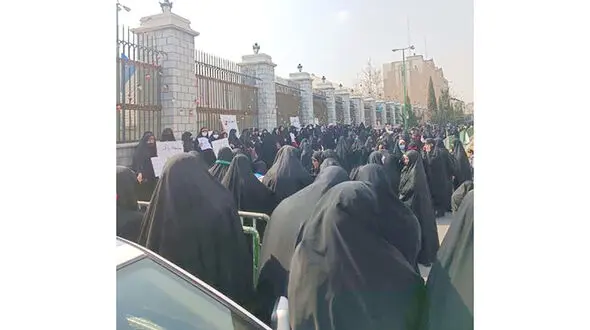 تجمع منتقدان لایحه عفاف و حجاب مقابل مجلس