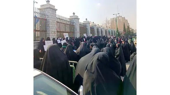 تجمع منتقدان لایحه عفاف و حجاب مقابل مجلس