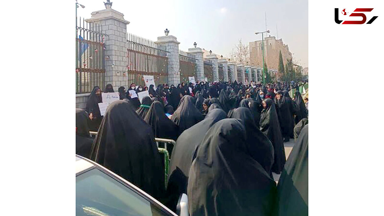 تجمع منتقدان لایحه عفاف و حجاب مقابل مجلس