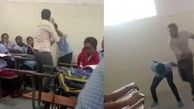 حمله وحشیانه معلم به دانش آموز نوجوان جلوی چشم همکلاسی ها / در هند رخ داد +فیلم