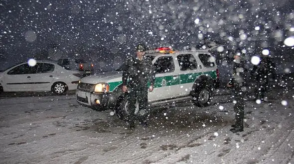 امداد رسانی به خودروهای گرفتار در برف و کولاک مشهد + فیلم