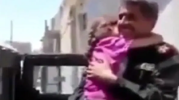 کودکی به خاطر ترس از داعش، به یک نظامی عراقی پناه برد + فیلم