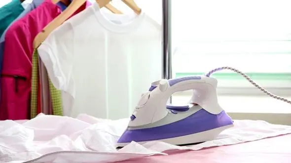 ترفندهای از بین بردن چروک لباس بدون نیاز به اتوکشی