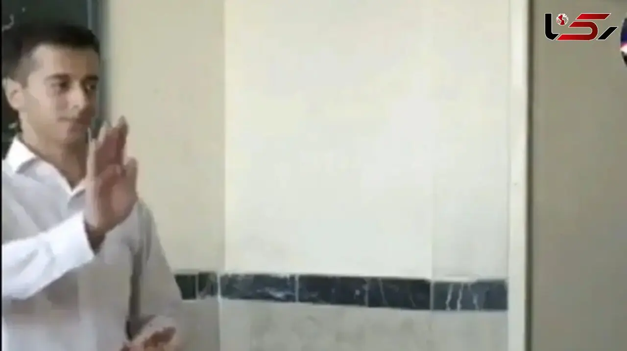 فیلم آواز شاد /  پسرا سر کلاس میرقصن معلم از راه میرسه گوش بچه رو چنان میکشه پرت میکنه بیرون 