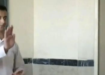 فیلم آواز شاد /  پسرا سر کلاس میرقصن معلم از راه میرسه گوش بچه رو چنان میکشه پرت میکنه بیرون 