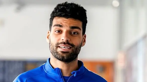 چیدمان میز تولد 29 سالگی مهدی طارمی به سبک مینیمال اروپایی +عکس /گُل سفید ، بادکنک سفید و شمع