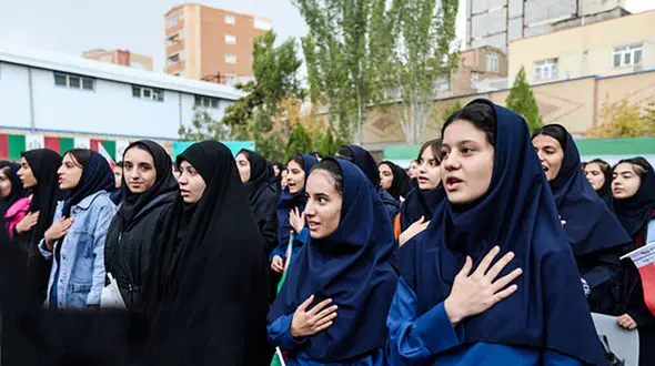 «پلیس در مدرسه»؛ نظم یا نظارت؟ / مدارس ایران مشاور می خواهند نه مامور! 