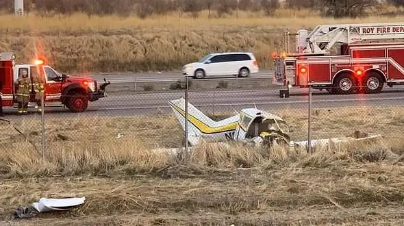 برخورد هواپیما با بیلبورد / در آمریکا رخ داد +عکس