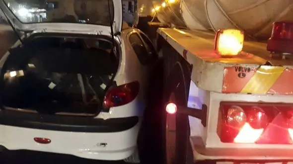 پرس شدن پژو 206 زیر تانکر سوخت در آبادان + عکس 