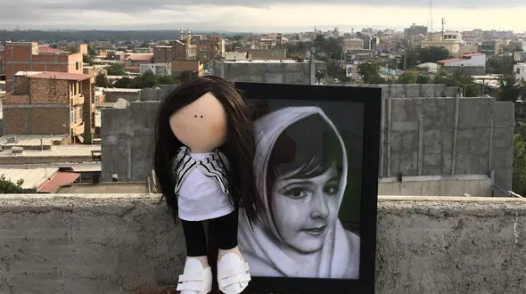 ماجرای عروسکی عجیب که برای خانواده  آتنا اصلانی  ارسال شد/این عروسک دهانی برای فریاد ندارد + عکس 