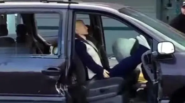 چرا پاهایمان را نباید روی داشبورد بگذاریم؟ + فیلم