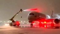 فرآیند یخ زدایی هواپیما قبل از پرواز + فیلم