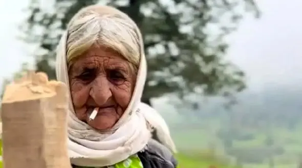 آواز محلی؛ غرق شدن مادربزرگ عشایر با آهنگ سوزدار سعید کریمی فقط سیگار رو لبش