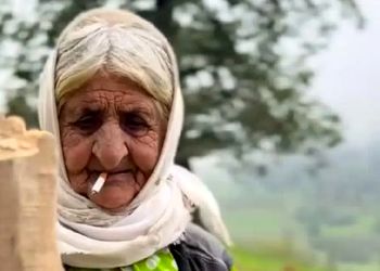 آواز محلی؛ غرق شدن مادربزرگ عشایر با آهنگ سوزدار سعید کریمی فقط سیگار رو لبش