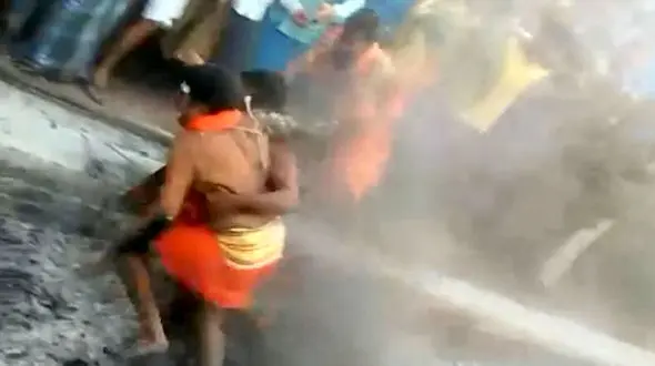 این مردان و زنان روی ذغال آتشین غلت می زنند + عکس