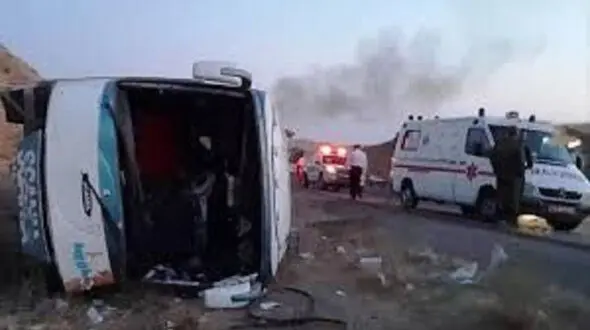 عکس هولناک / واژگونی اتوبوس جاده اراک  + اسامی مصدومان