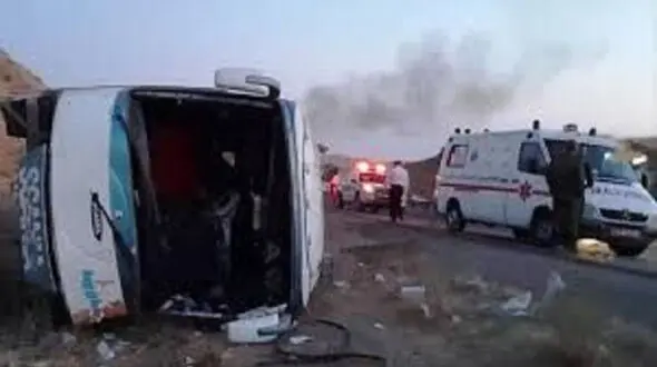 عکس هولناک / واژگونی اتوبوس جاده اراک  + اسامی مصدومان