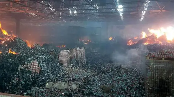 رئیس پلیس زرندیه در آتش سوزی کارخانه سوخت + فیلم