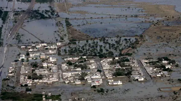 نجات ۴ نفر گرفتار در سیلاب بلوچستان توسط امدادگران + فیلم
