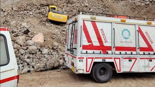 مرگ هولناک راننده بیل مکانیکی در معدن سنگ و آهک کرماک رودبار / زنده زنده دفن شد