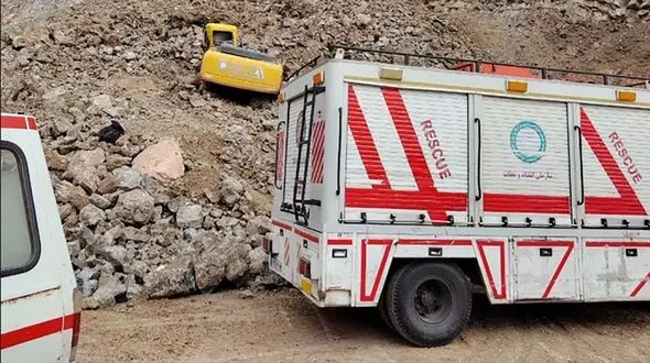 مرگ هولناک راننده بیل مکانیکی در معدن سنگ و آهک کرماک رودبار / زنده زنده دفن شد