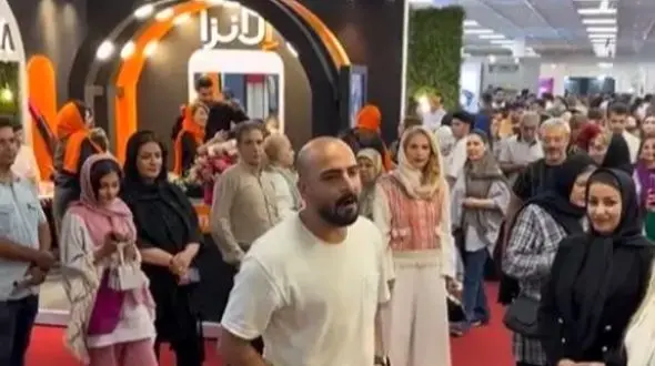 فیلم آواز باشکوه و احساسی  پسر حنجره طلا وسط پاساژ ! /  فقط اونی که واسش میکروفون آورد !