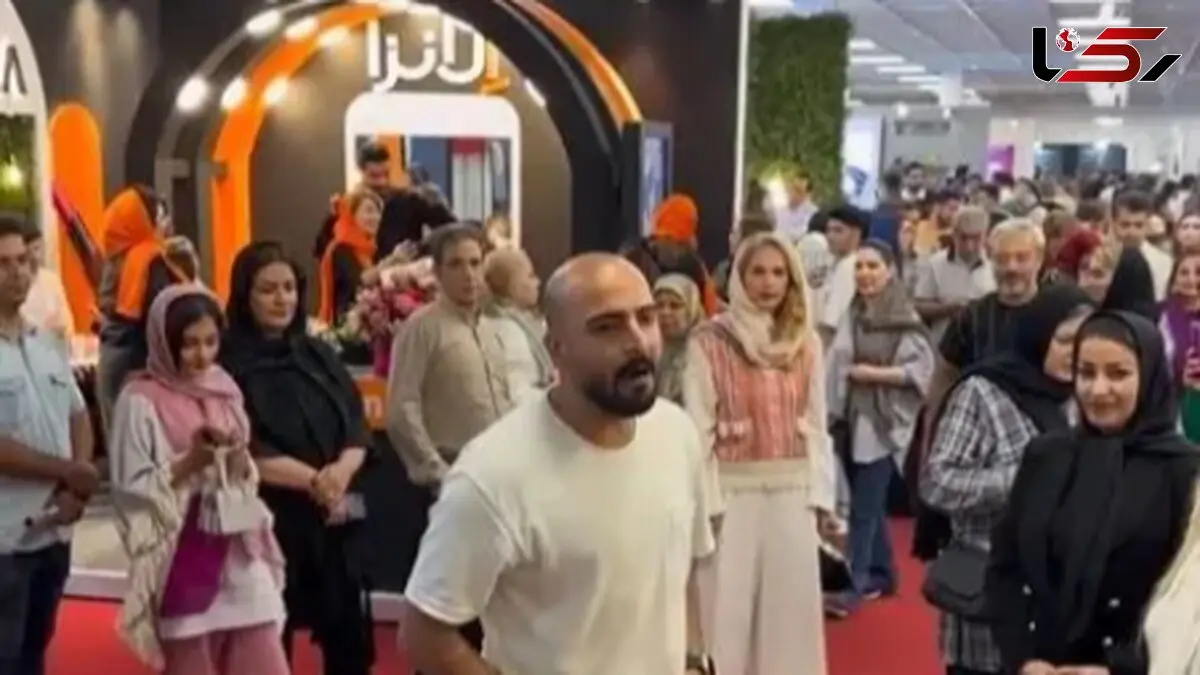 فیلم آواز باشکوه و احساسی  پسر حنجره طلا وسط پاساژ ! /  فقط اونی که واسش میکروفون آورد !