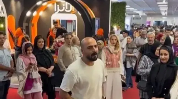 فیلم آواز باشکوه و احساسی  پسر حنجره طلا وسط پاساژ ! /  فقط اونی که واسش میکروفون آورد !
