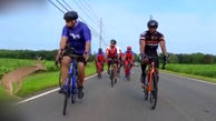 فیلم لحظه برخورد آهو با دوچرخه سواران در جاده